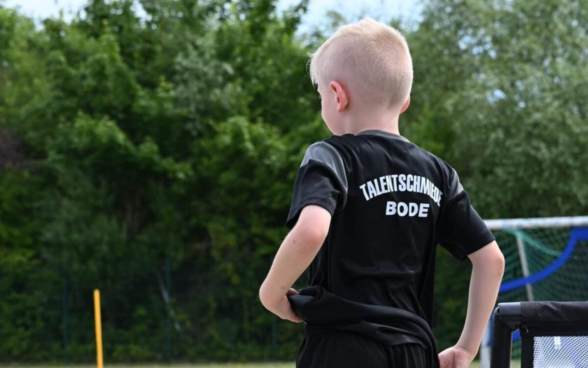 Kind im Trikot der Talentschmiede Bode auf dem Trainingsplatz