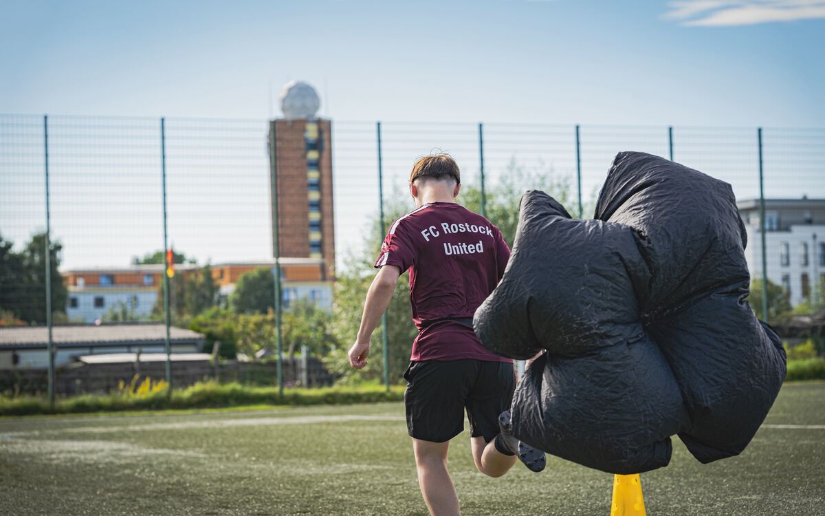 Zweikampftraining mit einem Tackling-Dummy