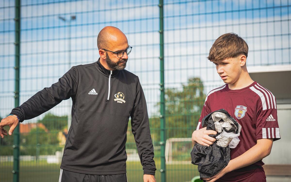 Alexander Bode bespricht eine Übung mit einem Jugendspieler