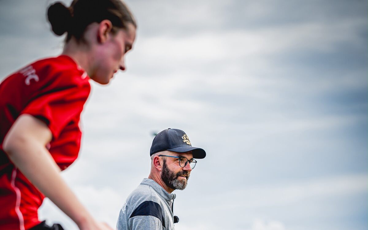 Jugendspielerin und Trainer bei einer Koordinationsübung