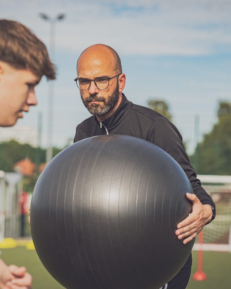 Alexander Bode beim Athletiktraining mit einem Jugendspieler